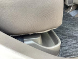 後部座席の足元にあるトレーは、転がりやすい傘などを収納するのにとても便利。