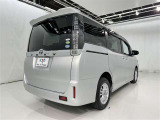 広々とした車内空間に優れた燃費性能。更にデザインも上質で人気のお車です!