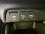 アクセサリーソケットはUSBのアダプターなどをつければ、スマホの充電にも使えます。横にはナビゲーション用の外部入力やスマートフォンなどの充電可能なUSB端子が1個づつついています。