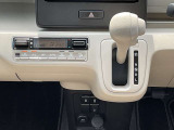 シフトレバーの奥に見えるのは、エアコンの操作スイッチでとっても使いやすいですよ♪