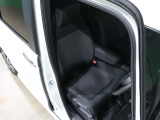 程よい硬さとホールド性が高いシートで長時間運転も快適です。