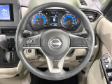 インテリアに合わせたデザインのステアリングは、運転される方のことも考え、運転しやすい形状、大きさです。是非一度、実際に触ってお確かめください。