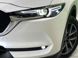 【LEDヘッドライト】悪天候や夜間走行時も良好な視界を確保し安心して運転できる高輝度LEDヘッドライトを装備!点灯速度が早く、消費電力も抑えられています。