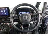 運転中もハンドルでの操作が可能です。特に高速道路等の目が離せない運転時には、便利さだけでなく、安全性も兼ね備えております。