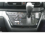 AUTOエアコンで簡単操作ができます。前席シートヒーター付きで冬場も快適。