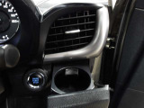 運転席のカップホルダーはエアコンの吹き出し口にありますので冷やしたり温めたりすることが出来ます☆