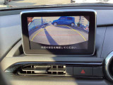 カラーで後方映像をモニターに映し出してくれるので、ショッピングモールのような狭い駐車場であったとしても障害物を見つけ、楽々駐車することができますね。