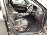 立体感があり、シート中央部とサイド部をくっきりと分断したサポート性の高い形状のシートが「人馬一体」感を強く演出しています。