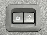 【パワーバックドア】スマートキーや運転席のボタンを押すだけでリアゲートが自動で開閉します!荷物を持っている時や、高い位置にあるバックドアを閉める際に便利な機能です♪