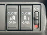 【両側パワースライドドア】スマートキーや運転席のスイッチで後席両側スライドドアの開閉が可能♪電動だから力を入れてドアを開ける必要が無く、小さなお子様でも簡単に開け閉めでき快適です♪