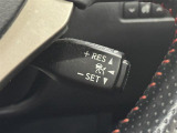 【レーダークルーズコントロール】従来のクルコンの機能に加え、先行車に接近すると、安全な車間距離を保ちながら先行車の車速に合わせ追従するシステム。