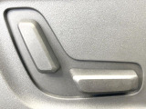 ●パワーシート:シート位置の&ldquo;前後と背もたれの&ldquo;角度の微調整が可能となります。手動設定のシートよりも、より細やかな設定ができるのがポイントです。