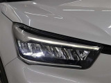 ハイビームで走行中、対向車を検知し操作することなく部分的に遮光する、ADB(アダプティブドライビングビーム)を装備。対向車に眩しい思いをさせることなく、ハイビームの視認性を確保します。