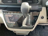 タッチパネルのオートエアコンを装備しています、自動で車内の温度調節してくれる便利な装備です。