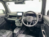 運転席まわりです。 各操作スイッチは使いやすい位置に配置されてます。