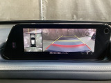 狭い場所での駐車やすれ違いなどでより的確な運転操作に役立つ360&deg;ビューモニターが装備されています。