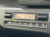 【オートエアコン】一度お好みの温度に設定すれば、車内の温度を検知し風量や温度を自動で調整。暑い&hellip;寒い&hellip;と何度もスイッチ操作をする必要はありません。快適な車内空間には必須の機能ですね♪