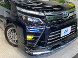 【LEDヘッドライト】悪天候や夜間走行時も良好な視界を確保し安心して運転できる高輝度LEDヘッドライトを装備!点灯速度が早く、消費電力も抑えられています。