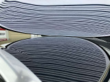 ルーフに、1cm〜5cmほどのへこみが複数ある車両となっております。