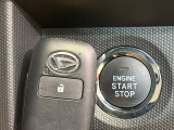 【キーフリーシステム】カバンやポケットに入れたままでもドアの施錠・解錠が可能なスマートキーを装備。エンジンのオン・オフ時もカギを取り出す必要が無いからとっても便利です♪