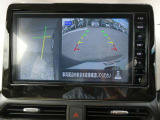 ギアを『R』に入れた後、カメラボタンを押すと、運転席から見えない左側面をナビ画面にうつしてくれるので、幅寄せや縦列駐車がし易くなります。