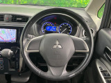 インテリアに合わせたデザインのステアリングは、運転される方のことも考え、運転しやすい形状、大きさです。是非一度、実際に触ってお確かめください。