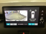 バックギアに入れますとご覧のような画像に自動的に切り替わります。車庫入れ時に役立ちます。