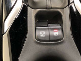 電動パーキングブレーキ付き。シフトをPポジションに入れると自動でパーキングブレーキが掛かります。DレンジやRレンジに入れると、自動でパーキングブレーキが解除されます。
