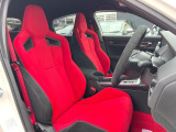 【専用スポーツシート】ホールド性に優れ、カーブ時の体が流れを抑制してくれます。また、体にフィットするから腰や背中が疲れにくく、ロングドライブや高速走行でも快適にお過ごしいただけます♪