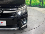 【LEDヘッドライト】悪天候や夜間走行時も良好な視界を確保し安心して運転できる高輝度LEDヘッドライトを装備!点灯速度が早く、消費電力も抑えられています。