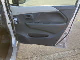 こちらは運転席ドアの内側にあるパネルです。窓の開閉スイッチやドアハンドル、収納ポケットなどが集約された、操作性と利便性を高める重要なパーツです。車内の快適性とデザイン性を引き立てる役割もあります。