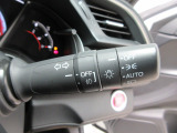オートヘッドライト標準装備です。車外の明るさに応じて自動的にヘッドライトの点灯・消灯をしてくれます。トンネルの出入り口などで活躍してくれます。