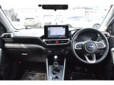 特徴5 スバル認定中古車は商品として並べる前に、車の内装や外装、またエンジンルーム内もクリーニングをして御座います。さらに室内のにおいの除去と除菌をする光触媒スプレーを施工いたします。