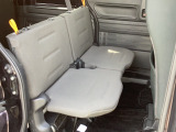 2列目を跳ね上げるとスライドドア側からも大きい荷物や背の高い荷物も入れられます。