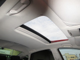 サンルーフ付きです。昼は気持ちよい風を取り入れたり、シェードを開けておくことにより車内が明るくなります。夜はシートを倒せば流れ星が流れたり星がたくさん見えるかも・・わくわくする装備ですね!