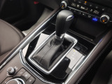 アクセルペダルを踏み込む量や速さに応じて変速パターンを制御し、人馬一体の運転感覚を発揮してくれる6速オートマ!