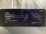 車線逸脱警報システムは、走行中にカメラで車線を検知して、自車が車線から逸脱する可能性があると判断した場合に、警報によりドライバーに通知します。
