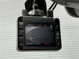 ドライブレコーダー付きです!!映像・音声などを記録する車載装置です。 もしもの事故の際の記録はもちろん、旅行の際の思い出としてドライブの映像を楽しむことができます!!