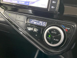 【オートエアコン】一度お好みの温度に設定すれば、車内の温度を検知し風量や温度を自動で調整。暑い&hellip;寒い&hellip;と何度もスイッチ操作をする必要はありません。快適な車内空間には必須の機能ですね♪