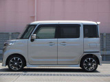 純正アルミで全体的にデザインがまとまっています。車も人も、オシャレはまずは足元からですね。