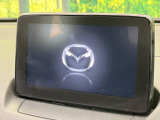 【マツダコネクトナビ】車内の雰囲気にマッチした一体型タイプのナビ。各種車輌設定やBluetooth再生等、様々な機能が楽しめます。直感的なダイヤル操作が可能で、使い勝手も良好です。