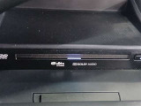 長距離ドライブや待ち時間を快適にしてくれるDVD再生機能を搭載しています