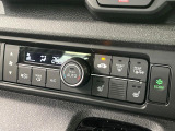 【オートエアコン】一度お好みの温度に設定すれば、車内の温度を検知し風量や温度を自動で調整。暑い&hellip;寒い&hellip;と何度もスイッチ操作をする必要はありません。快適な車内空間には必須の機能ですね♪