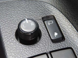 日本の駐車場は幅が広くないところが多くて、乗り降りが大変だったりしますよね。電動ミラーがあれば、室内でミラーをたためるので、駐車するときも便利ですね。