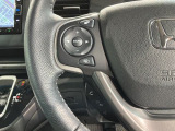 ステアリングにオーディオ操作スイッチが付いています。オーディオ画面に直接タッチしなくても操作が出来ますので、運転に集中できます。