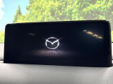 【10.25インチマツダコネクト】車内の雰囲気にマッチした大型ディスプレイ。スマホ接続でのナビ使用やBluetooth再生等、様々な機能が楽しめます。直感的なダイヤル操作が可能で、使い勝手も良好です。