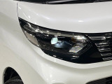 【LEDヘッドライト】悪天候や夜間走行時も良好な視界を確保し安心して運転できる高輝度LEDヘッドライトを装備!点灯速度が早く、消費電力も抑えられています。