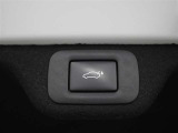スマートキーを携帯していれば、リヤバンパーの下に足を出し入れするだけで、トランクリッドが自動開閉します。両手が荷物でふさがっている時などに便利です。