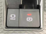 【電動パーキングブレーキ】パーキングブレーキは便利な電動式!ボタン一つで操作でき、アクセルを踏めば自動で解除されます♪レバーやペダルが無いので運転席廻りもすっきりしますね♪