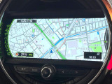●純正ナビ:一体感のあるナビは、高級感ある車内を演出してくれます。オーディオ機能も充実しておりますので、運転もより楽しめます♪